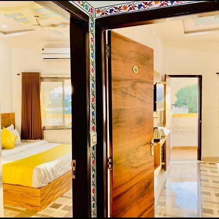 Vallabhgarh A Lake Facing Balcony ウダイプル エクステリア 写真