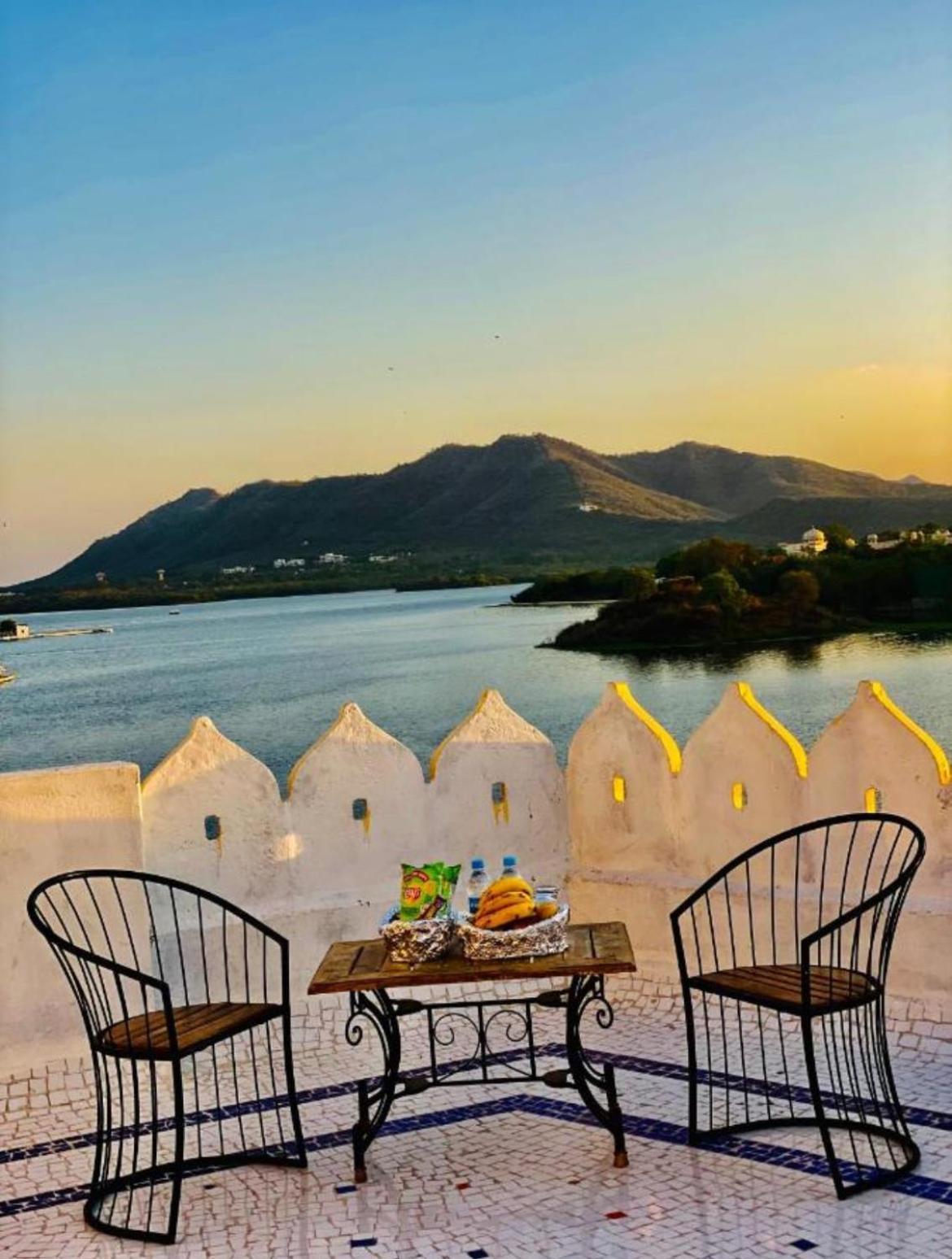 Vallabhgarh A Lake Facing Balcony ウダイプル エクステリア 写真